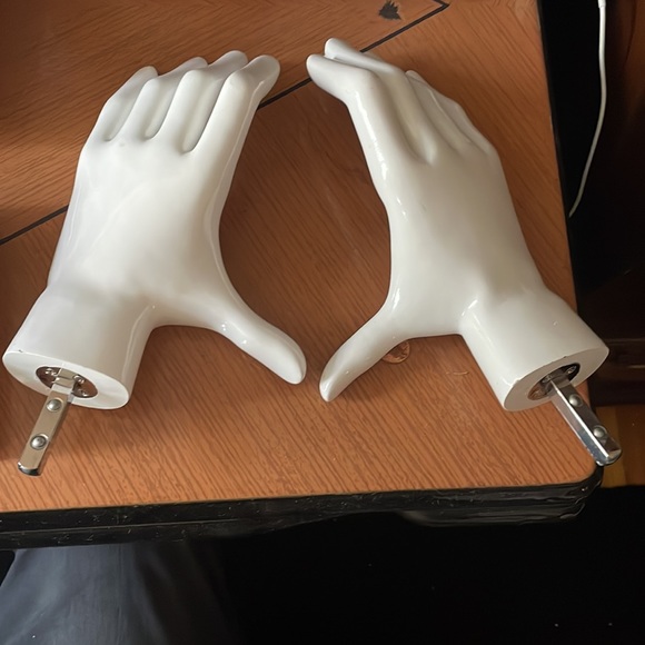 Pair of life size Mannequin hands - Picture 2 of 3